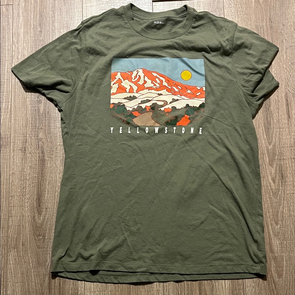 Men’s Old Navy Green Yellowstone Graphic Tee Size L